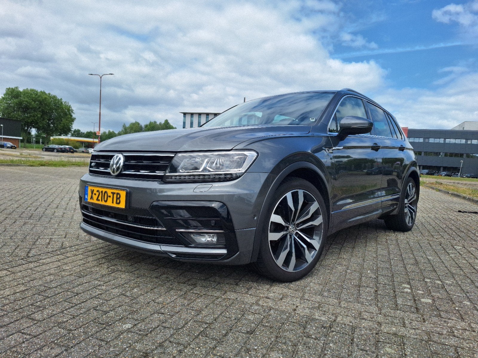 Volkswagen Tiguan 1.4 TSI 150pk DSG 4Motion R-Line | Virtual, Automaat, Zwart, 4 cilinders, 2000 kg
