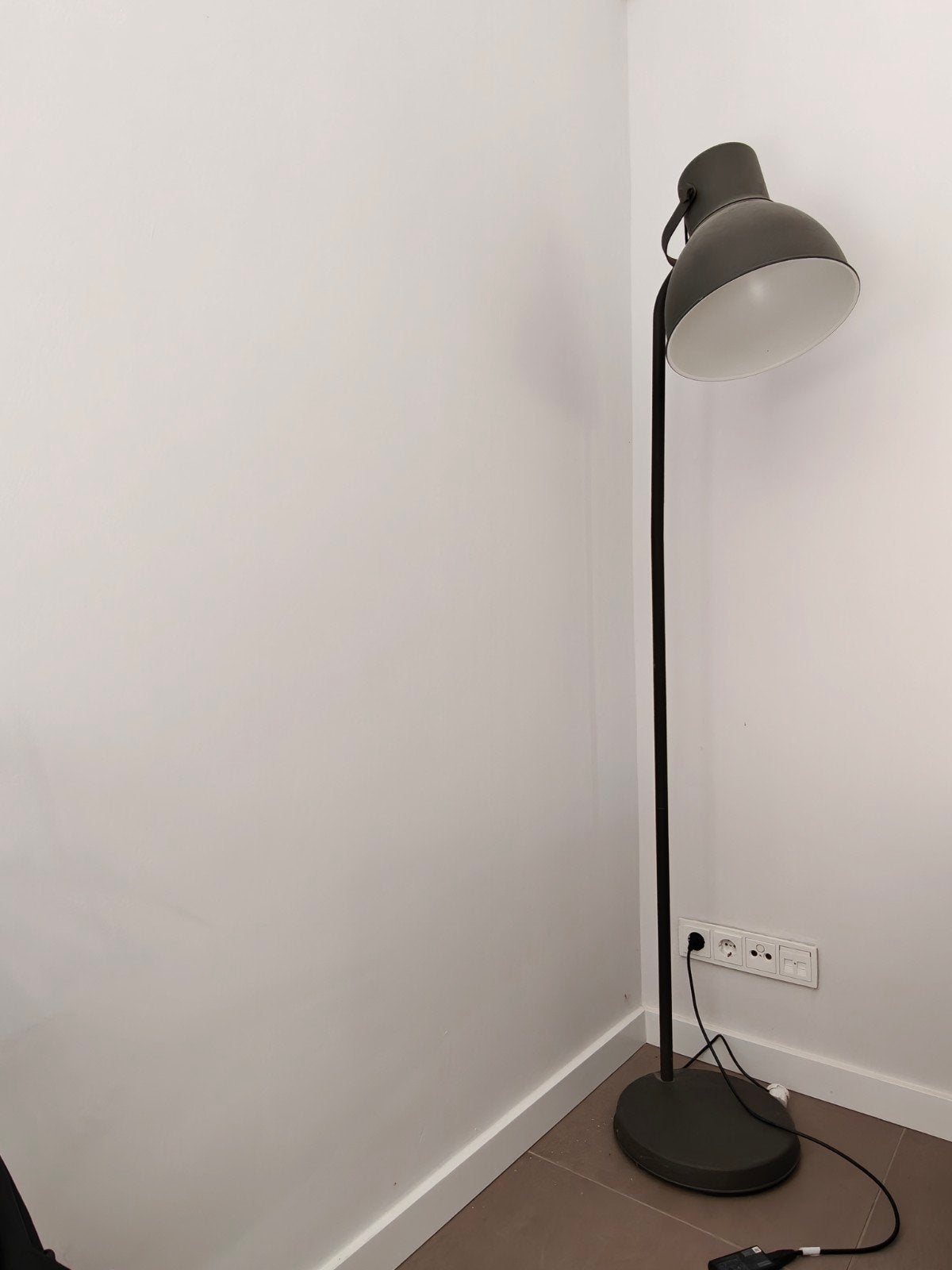 IKEA staande lamp - Donkergrijs, zo goed als nieuw, Huis en Inrichting, Ophalen, 100 tot 150 cm, E27 (groot), Zo goed als nieuw
