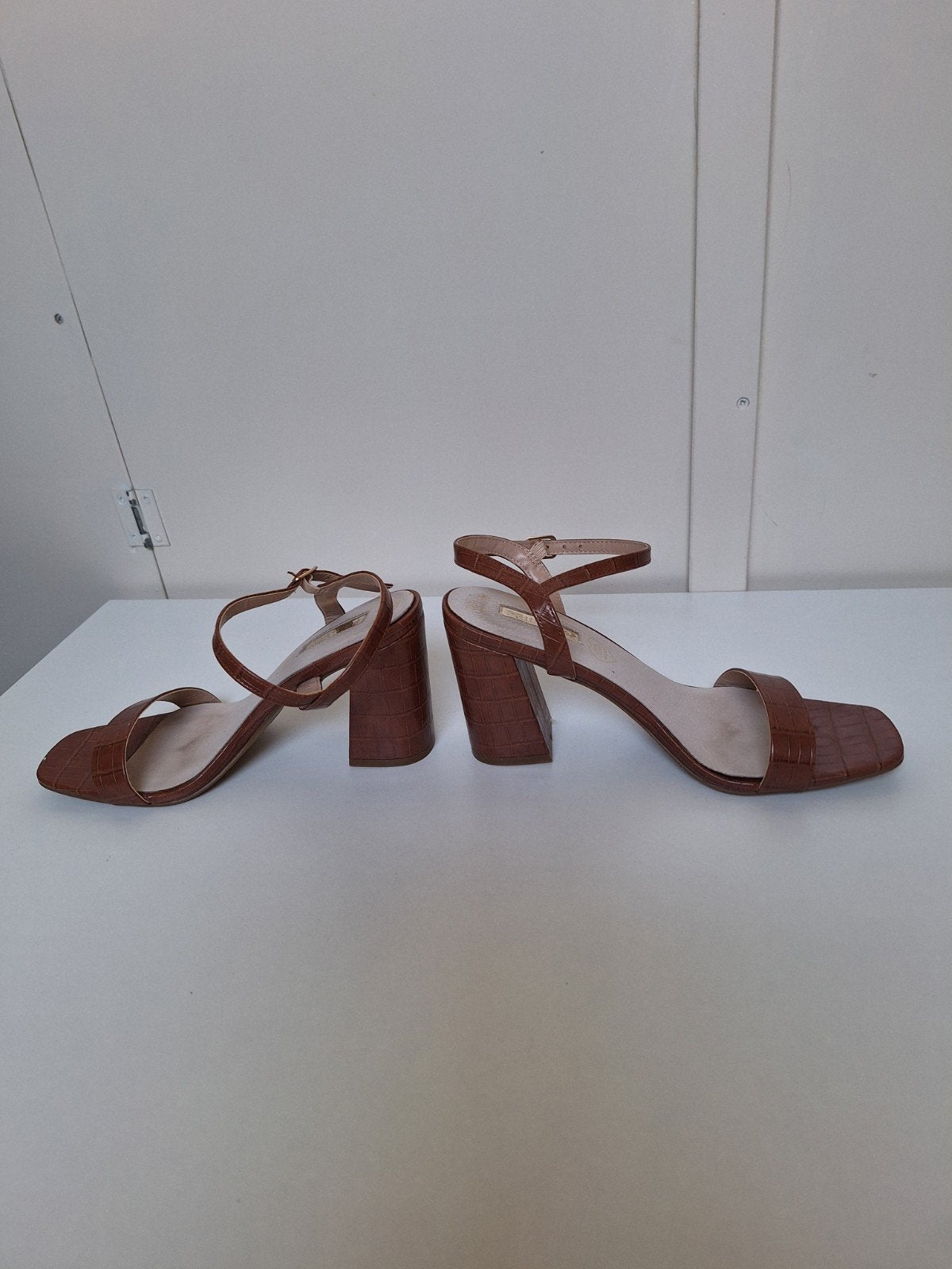 Bruine sandalen met hakje 8 cm Primark maat 40, Bruin, Primark, Zo goed als nieuw, Sandalen of Muiltjes