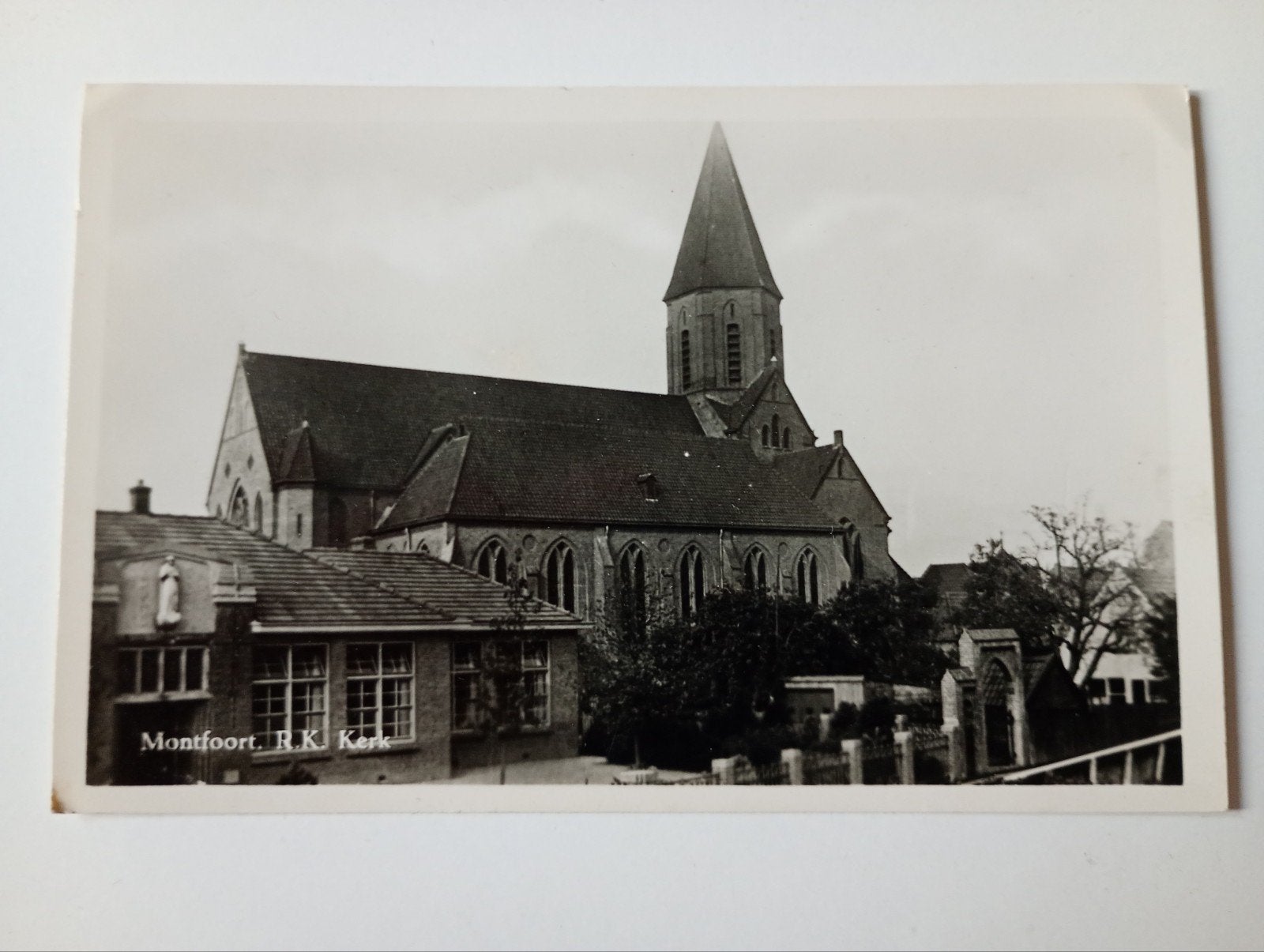 Montfoort RK Kerk, Verzamelen, Ansichtkaarten | Nederland, Ophalen of Verzenden, 1920 tot 1940, Ongelopen, Utrecht