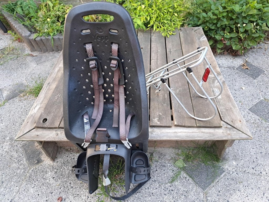 Fietsstoeltje Yepp + opzet-bagagedrager voor fietstas, Fietsen en Brommers, Fietsaccessoires | Fietsstoeltjes, Achterzitje, Yepp