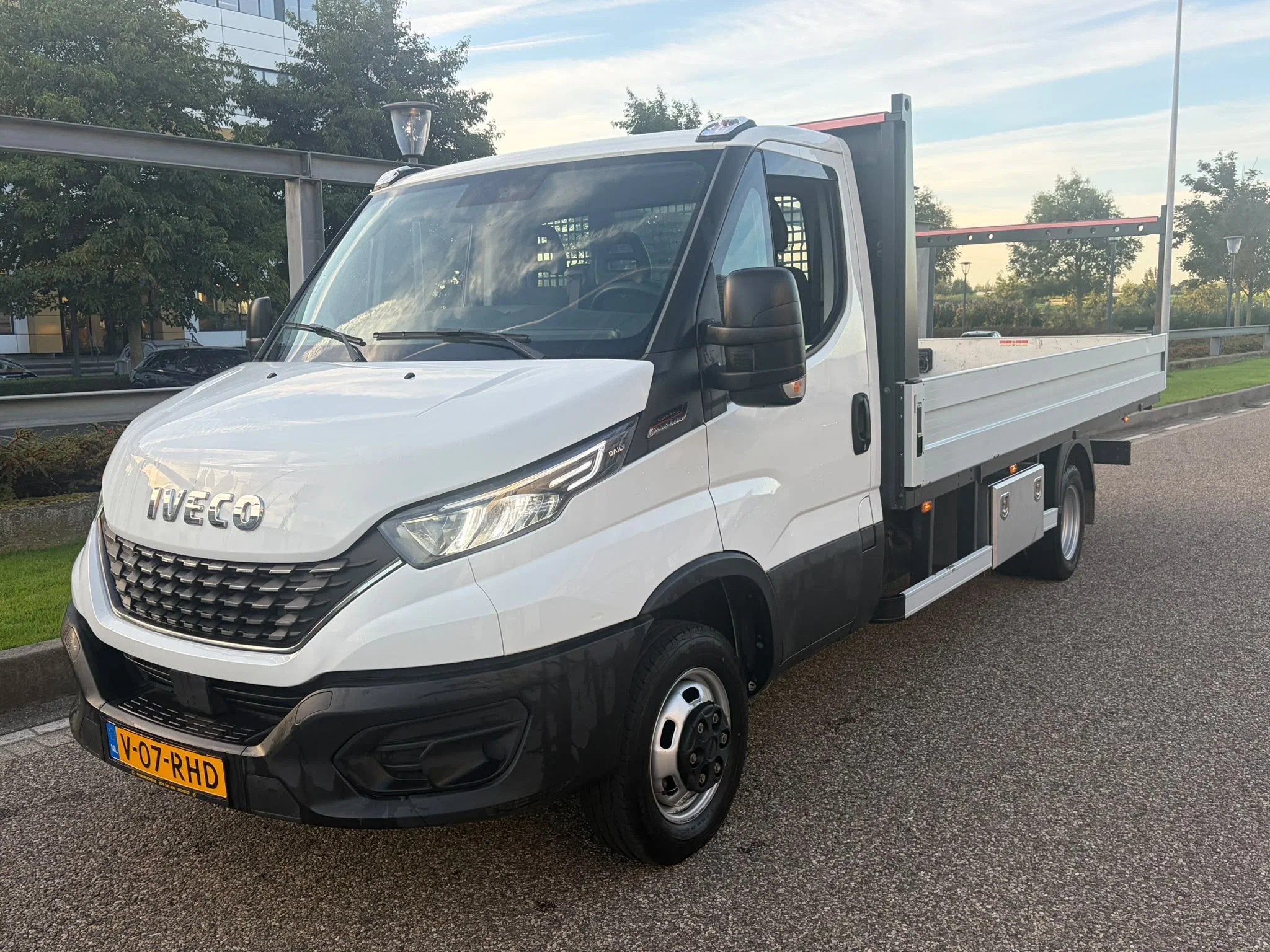 Iveco Daily 40C18 Openlaadbak Automaat Airco Trekhaak, Auto's, Achterwielaandrijving, Gebruikt, Euro 6, 4 cilinders