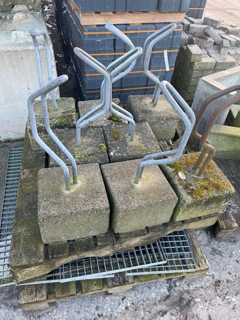 Fietsrekken met betonnen voet, Ophalen, Gebruikt