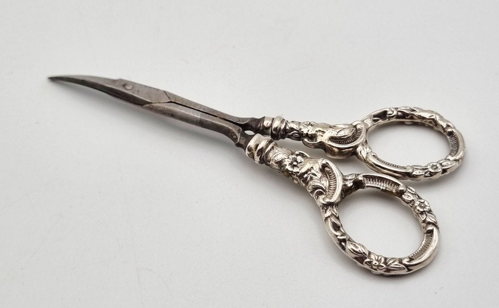 1395. Lot pleet - vingerhoedjes, broche, knoop, hanger, etc., Ophalen