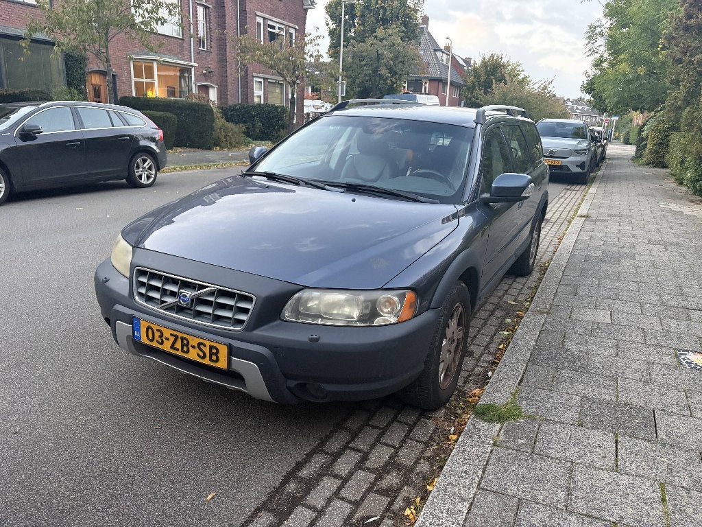 Volvo XC70 2.4 D5 AWD Automaat 2006 Blauw Youngtimer, Auto's, Automaat, 1800 kg, Zwart, 197 €/maand