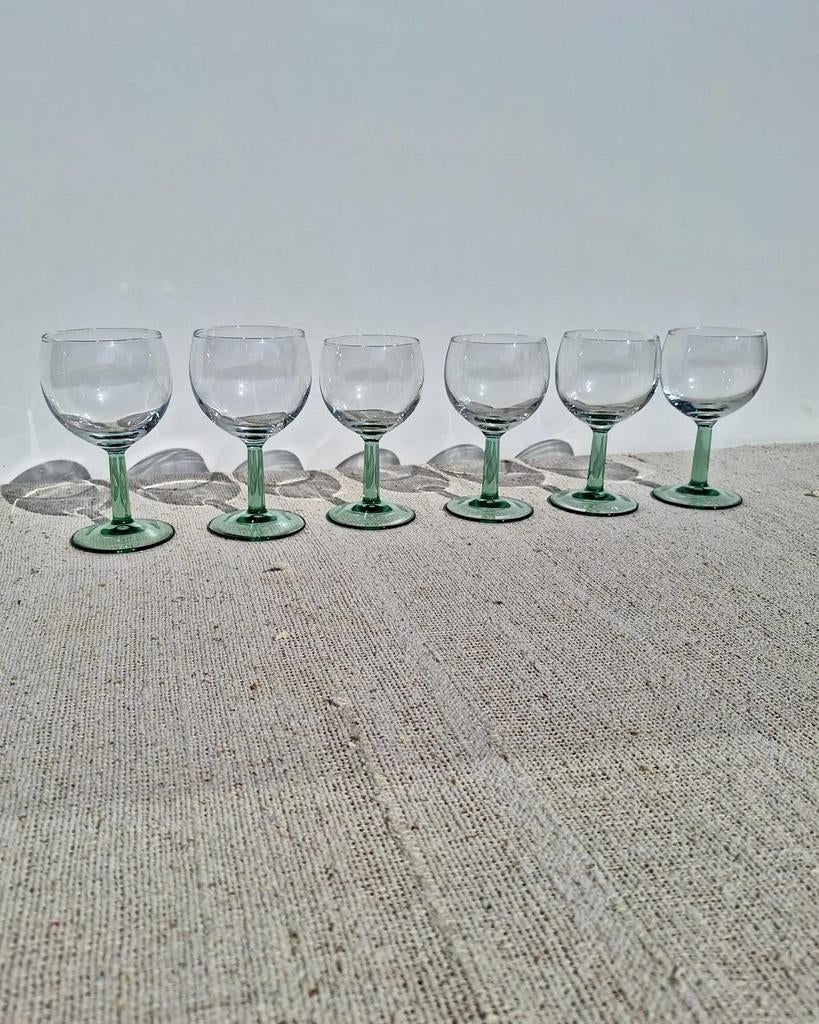 Vintage witte en rode wijnglazen met lichtgroene voet, Verzamelen, Glas en Borrelglaasjes, Overige typen, Ophalen of Verzenden