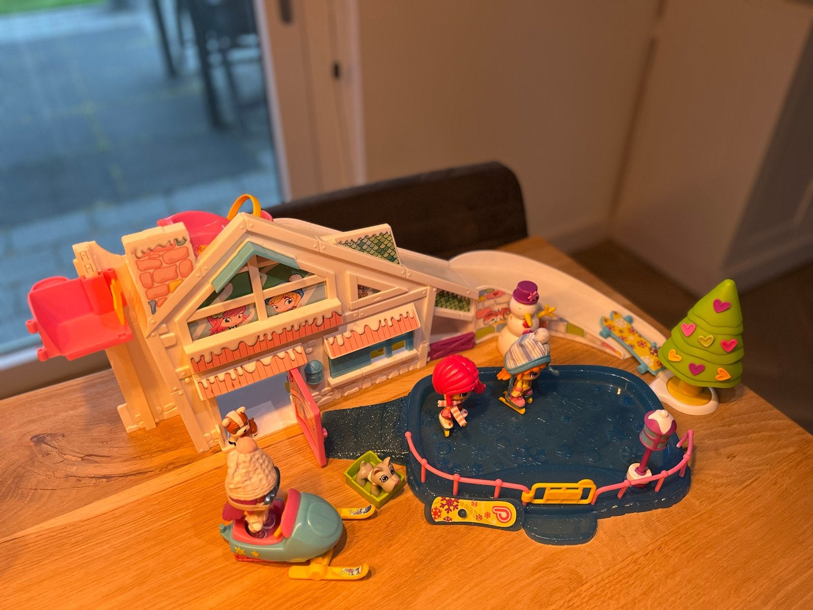 Pinypon Chalet met Schaatsbaan en Accessoires, Kinderen en Baby's, Speelgoed | Overig, Ophalen, Gebruikt, Meisje