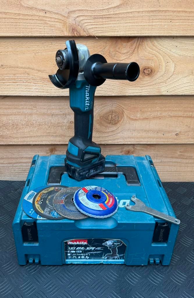 Makita DGA504 Haakse Slijper + accu en extra slijpschijven, Ophalen of Verzenden, Gebruikt, 700 tot 1000 watt, Haakse handslijpmachine