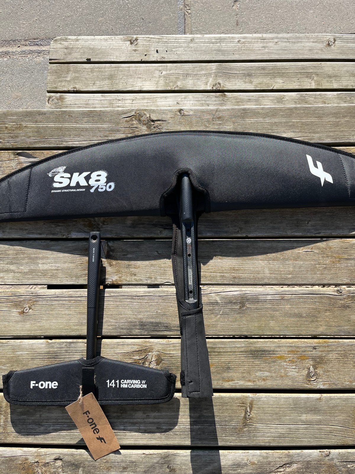 F-One SK8 750 Carbon V2 full plane - incl. 141 Carving € 699, Ophalen, Zo goed als nieuw, Wingsurf-hydrofoil