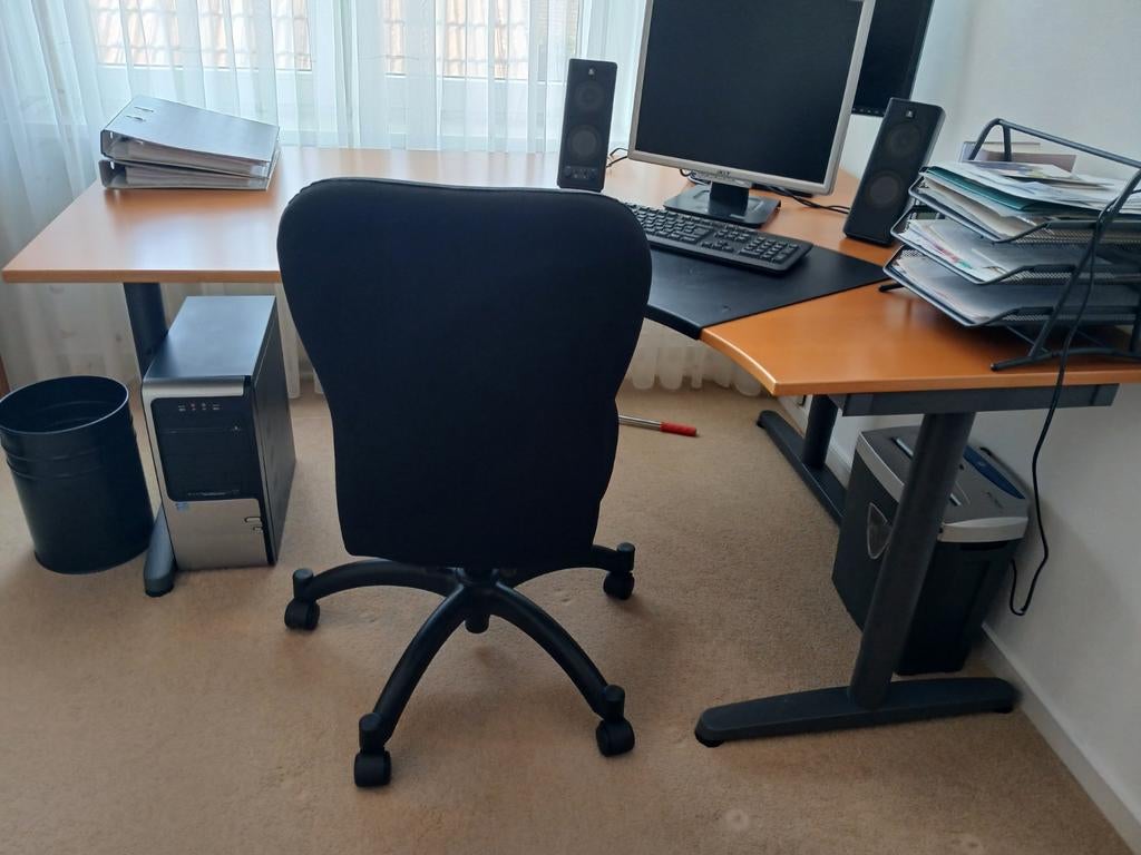 Mahonie houten bureau met zwarte stalen poten, Ophalen of Verzenden, In hoogte verstelbaar, Zo goed als nieuw
