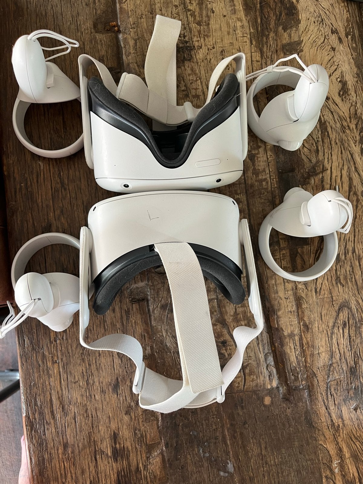 Meta Quest 2 VR-bril met controllers, Spelcomputers en Games, Virtual Reality, Ophalen of Verzenden, Zo goed als nieuw, VR-bril
