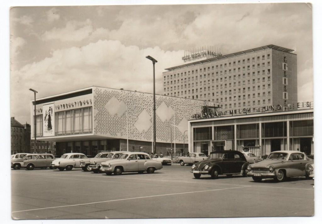 Berlin Kino Int. en Hotel met auto's 1965, Verzamelen, Ophalen, 1960 tot 1980, Gelopen, Duitsland