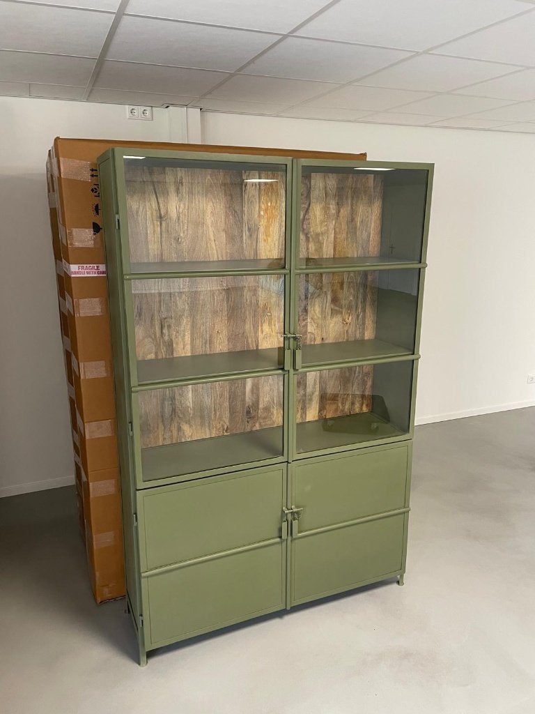 Buffetkast groen metaal met Mangobekleed 130 breed voorraad, Vitrinekast metaal groen + mango 130cm breed voorraad en actie, 100 tot 150 cm