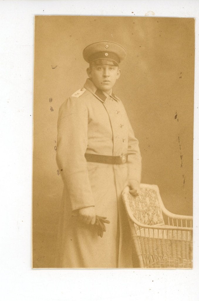 E64;Oude fotokaart van een militair in uniform, Ophalen of Verzenden, Overige soorten, Nederland, Foto of Poster