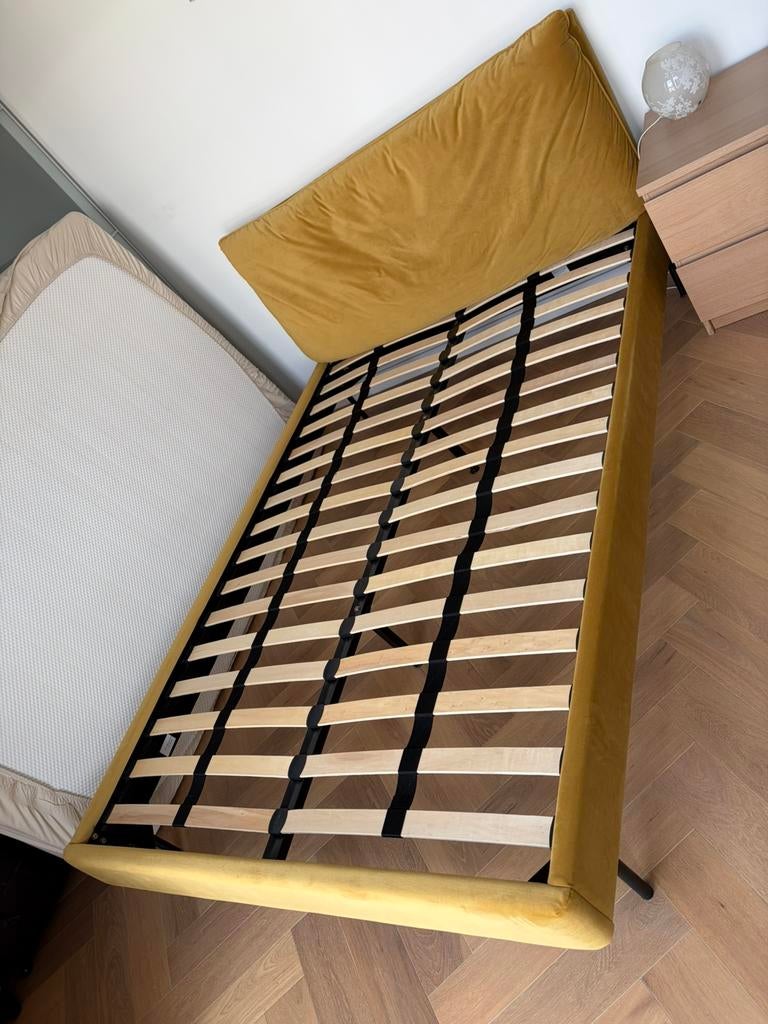 Made Harlow bed velvet geel 140x200 (bijna nieuw), Ophalen, Overige kleuren, Tweepersoons, 140 cm