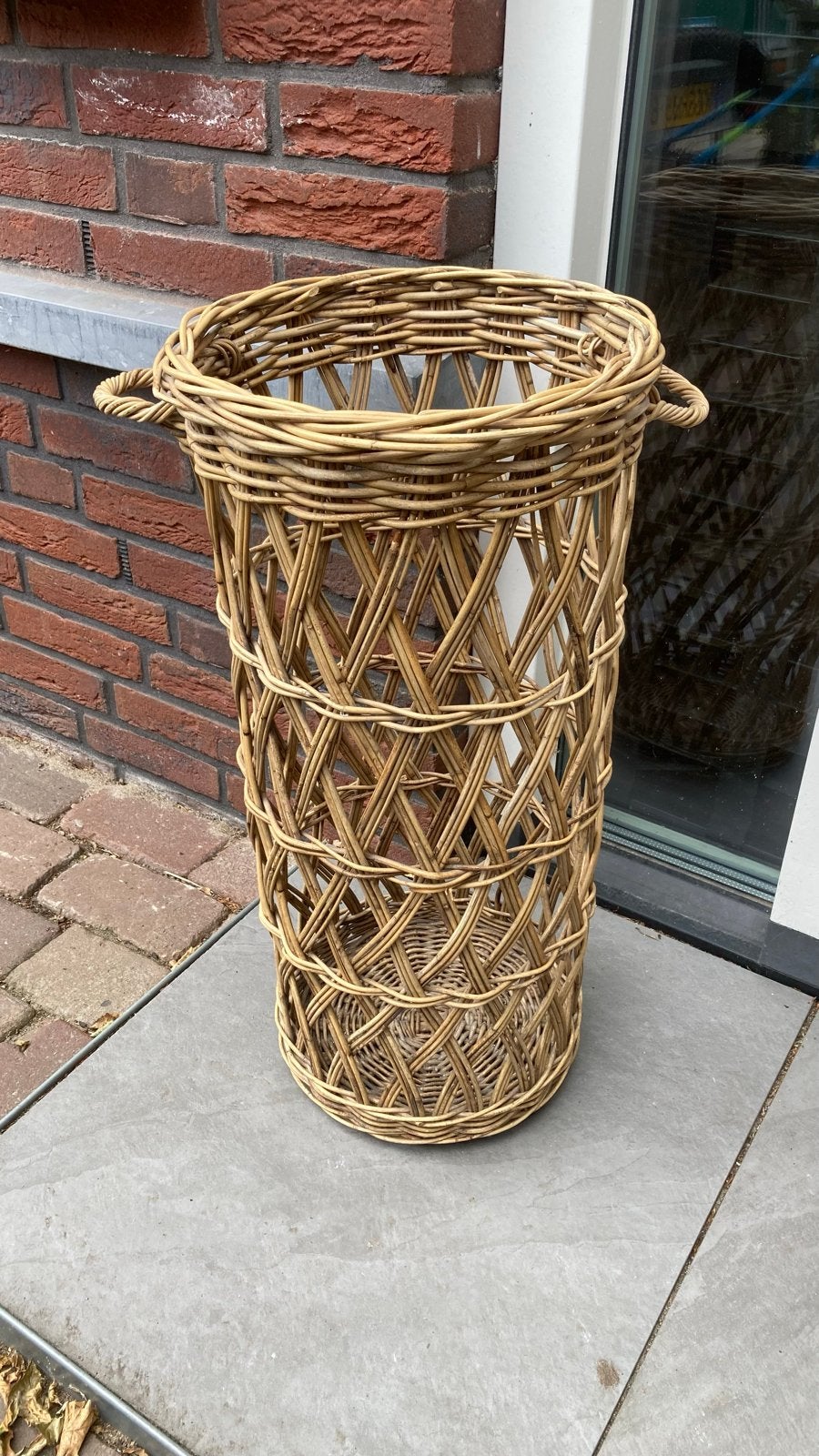 Decoratieve rieten mand - 60cm hoog, 30cm diameter, Huis en Inrichting, Ophalen, Gebruikt, Mand, Rond