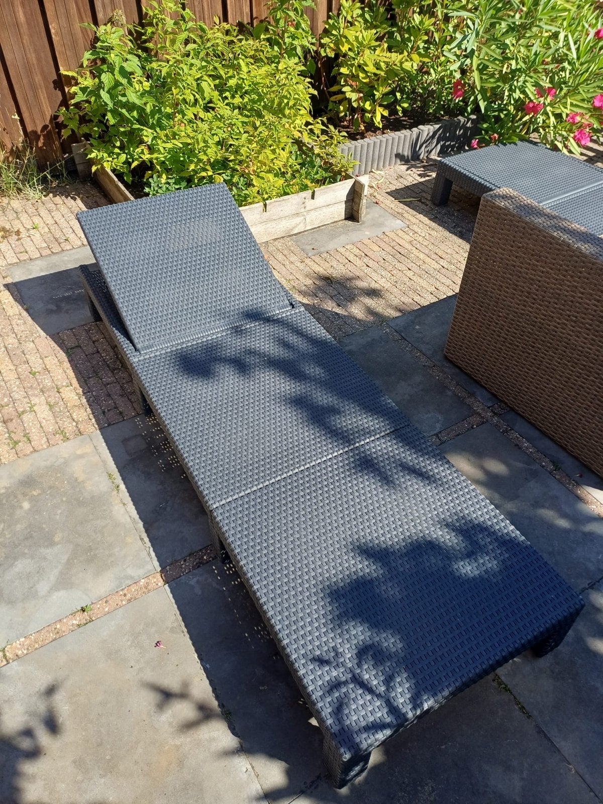 2 grijze ligbedden met kussens, Tuin en Terras, Ophalen, Gebruikt, Wicker, Verstelbaar