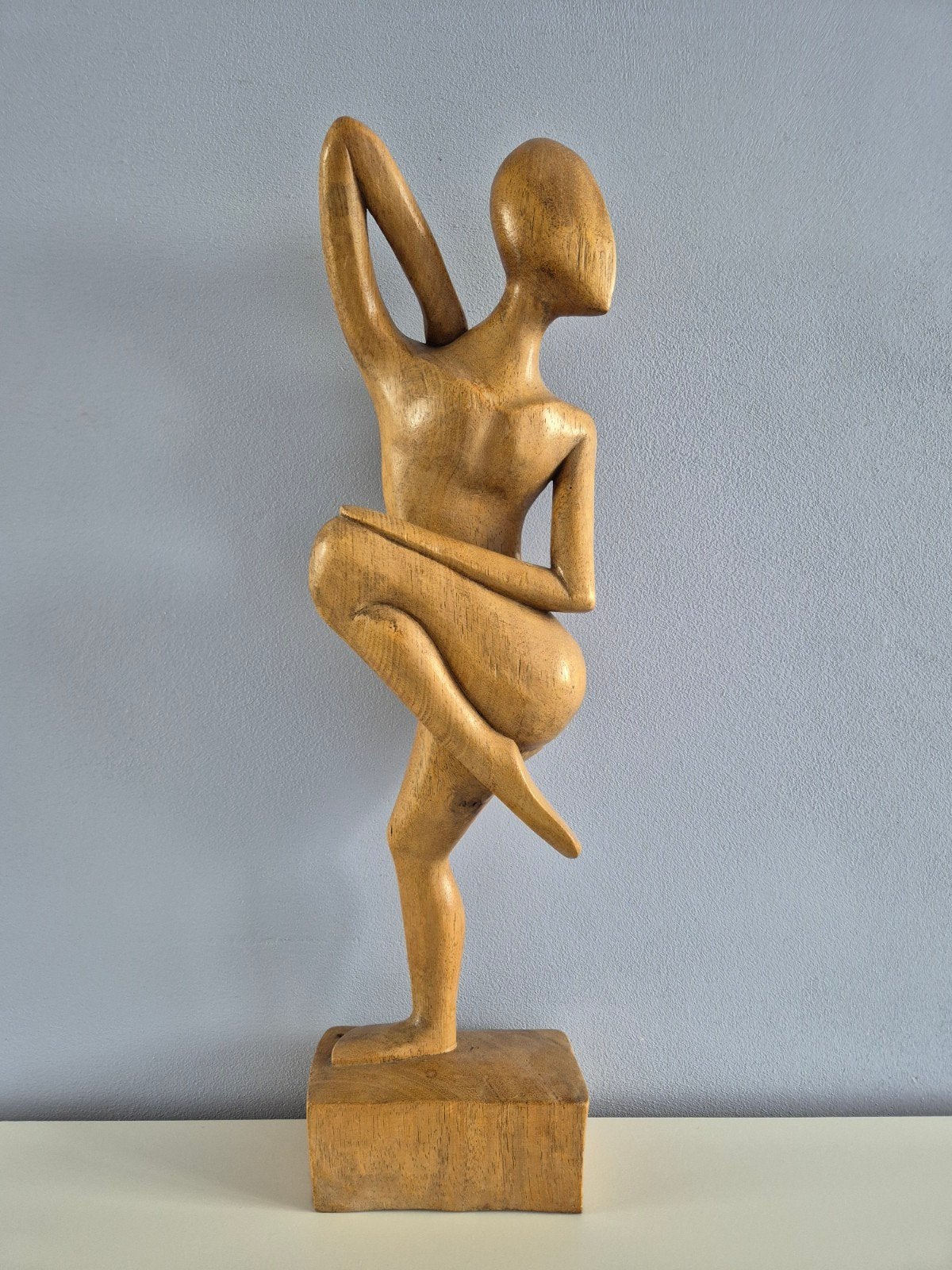 Houten beeld van een dansende vrouw, Antiek en Kunst, Houtsnijwerk, Ophalen of Verzenden, 20 - 50 cm, Hout