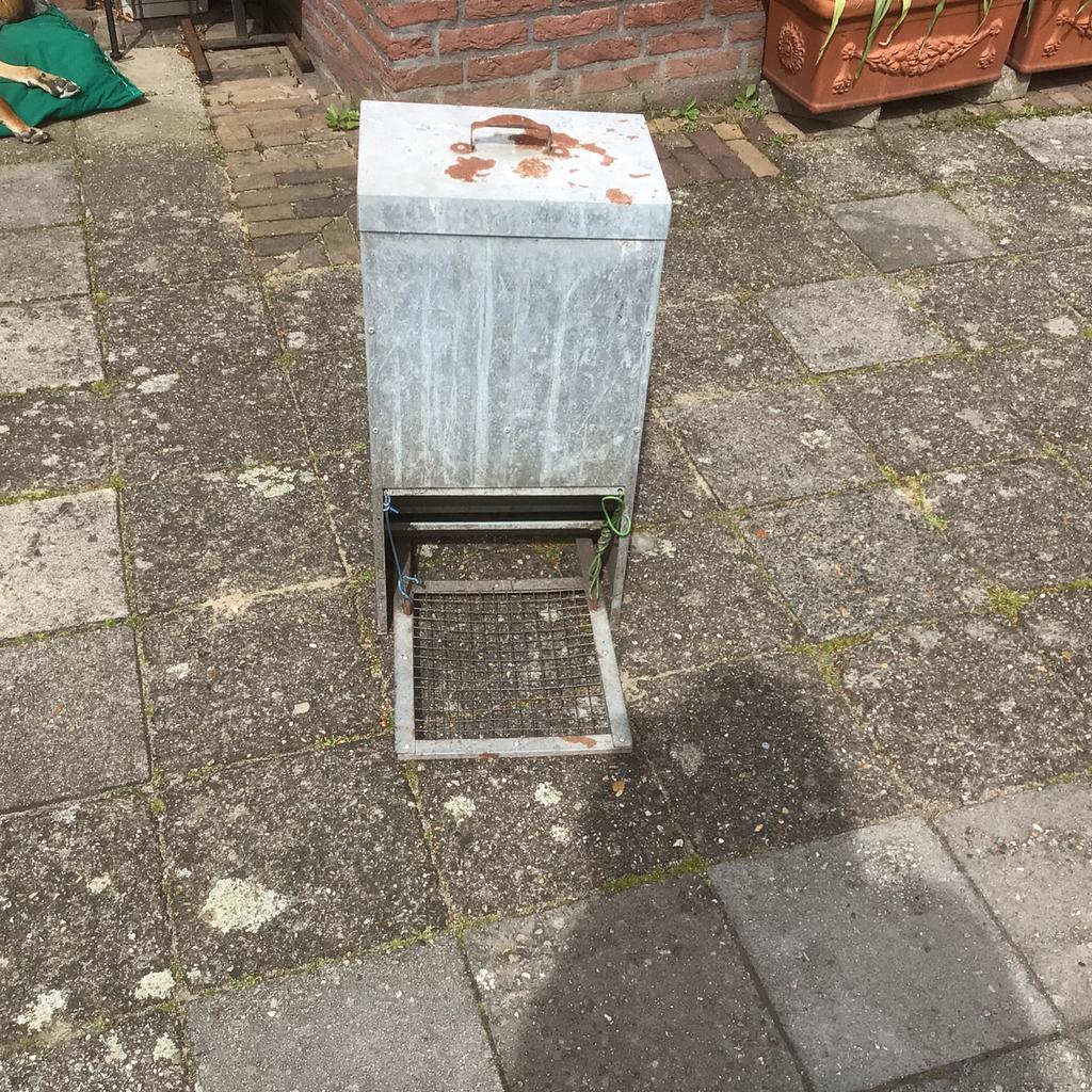 Zinken voerbak voor pluimvee, Dieren en Toebehoren, Pluimvee | Toebehoren, Ophalen of Verzenden, Zo goed als nieuw, Drinken en Voederen