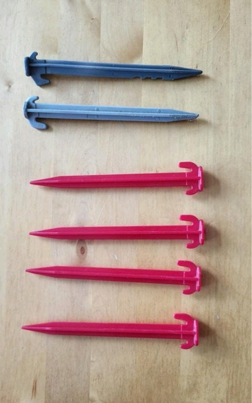 Set van 6 kunststof tentharingen (2 grijs, 4 rood), Ophalen of Verzenden, Zo goed als nieuw