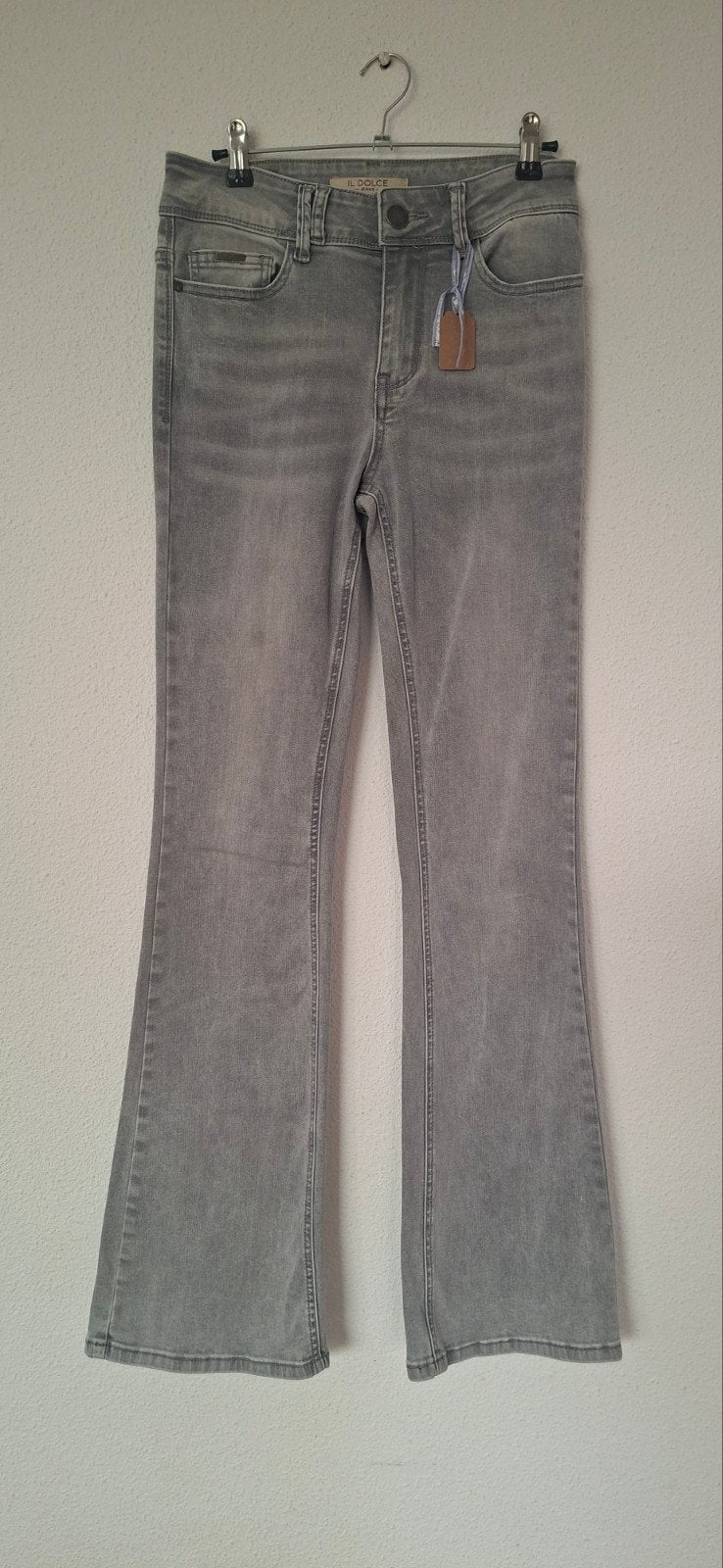Grijze flared Il Dolce jeans maat 28.
Past maat 36., Kleding | Dames, Ophalen of Verzenden, Zo goed als nieuw, Grijs, W28 - W29 (confectie 36)