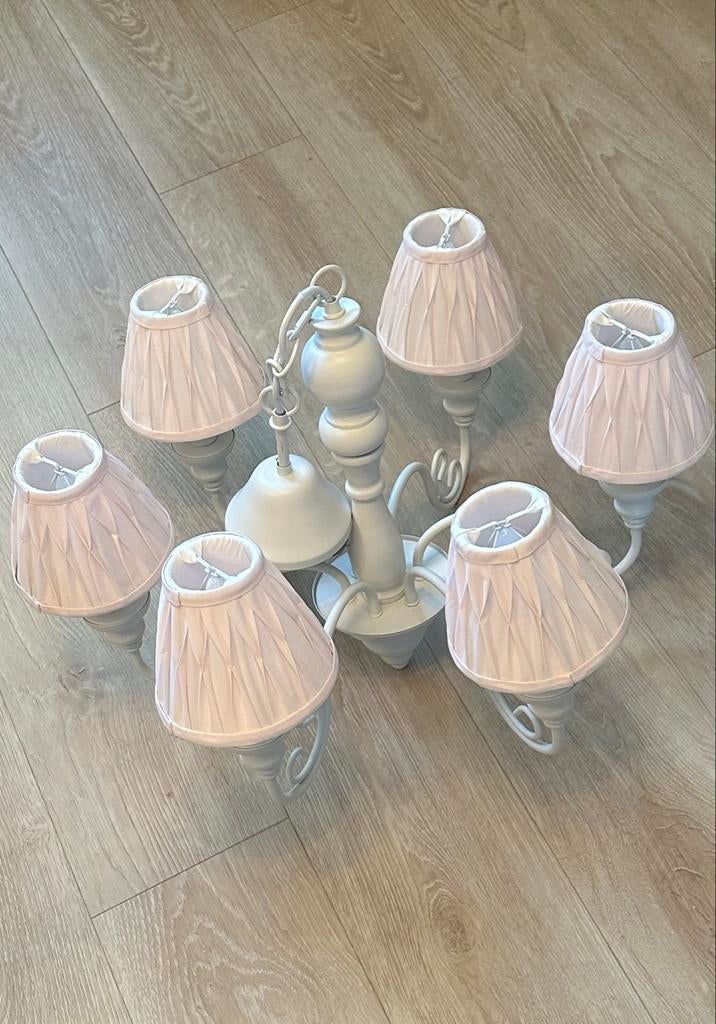 Landelijk witte kroonluchter met roze kapjes, Huis en Inrichting, Lampen | Kroonluchters, Ophalen, Zo goed als nieuw, Metaal, Landelijk