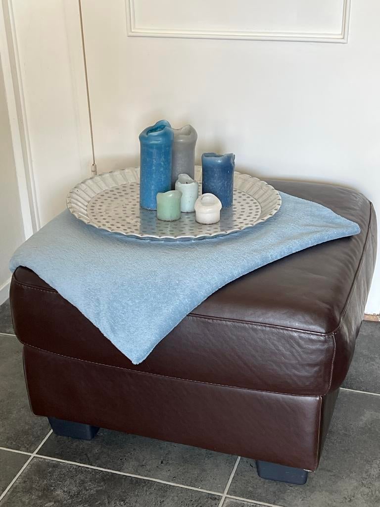 Stevige donkerbruine leren/lederlook hocker / poef ZGAN, Huis en Inrichting, Ophalen, Gebruikt, Leer, 50 tot 75 cm