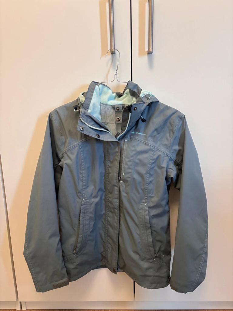 Quechua regenjas/wandeljas grijs met capuchon, Ophalen of Verzenden, Zo goed als nieuw, Maat 36 (S), Grijs