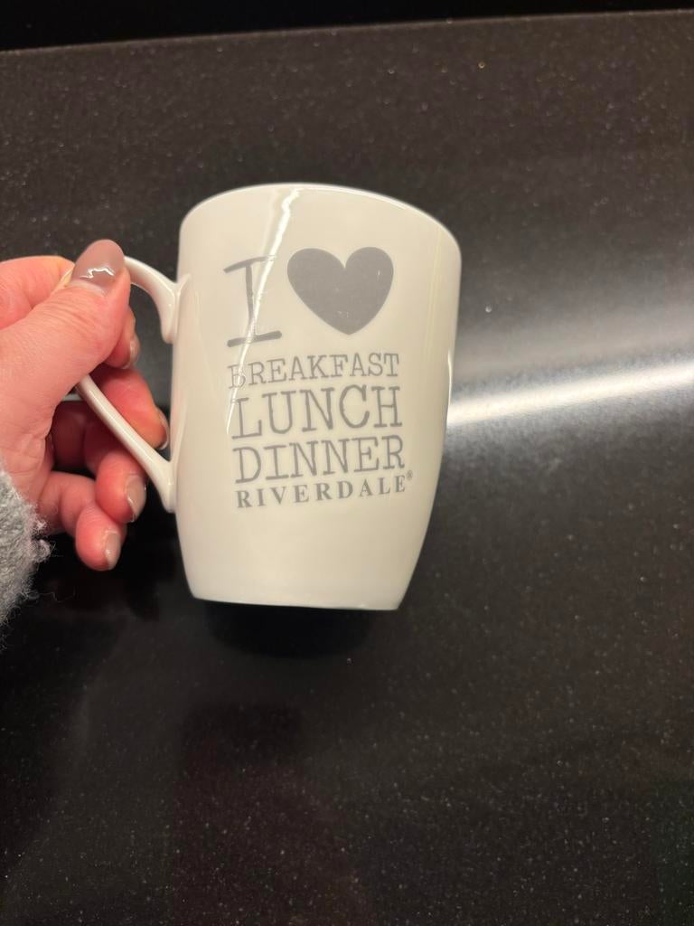 Riverdale mok 'I love breakfast lunch dinner', Keramiek, Ophalen of Verzenden, Zo goed als nieuw, Overige stijlen