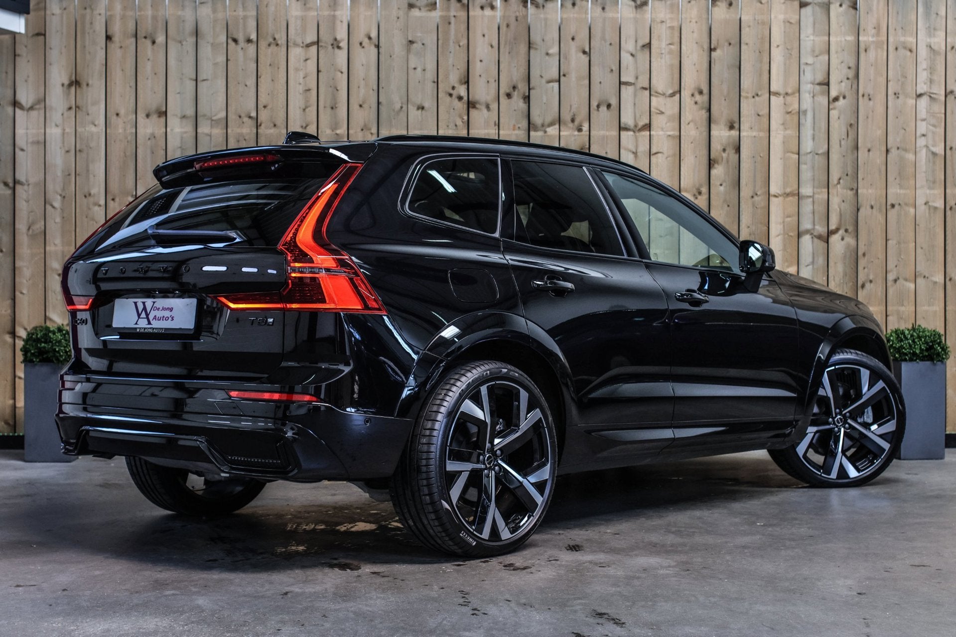Volvo XC60 2.0 T8 Plug-in hybrid AWD Ultra Black Edition *B&, Auto's, Volvo, Automaat, Gebruikt, Zwart, 4 cilinders