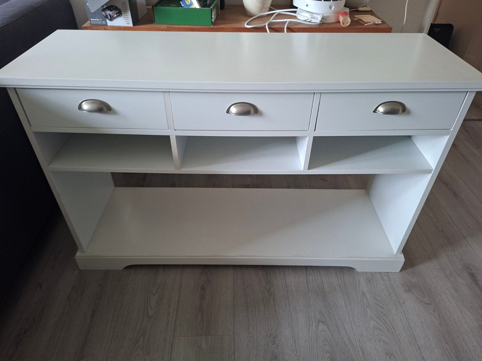 Witte sidetable met lades en open vakken, Ophalen, Met plank(en), Gebruikt, 25 tot 50 cm