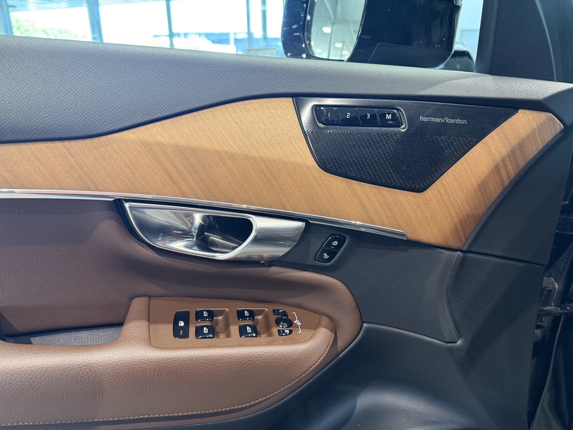 Foto 13 van Volvo XC90 2.0 T8 Recharge AWD R-Design, Trekhaak, Luchtveri