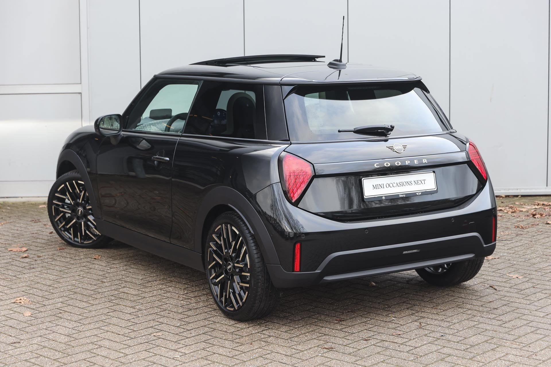 MINI Hatchback Cooper C Automaat / Pakket M / Favoured / 18", Auto's, Mini, Dealer onderhouden, 156 pk, Met garantie (alle), 4 stoelen