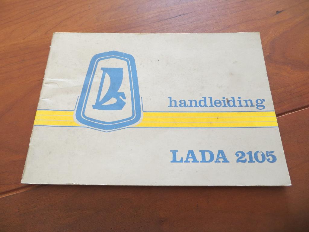 Instructieboek Lada 2105 1982, mooie staat!, Ophalen of Verzenden