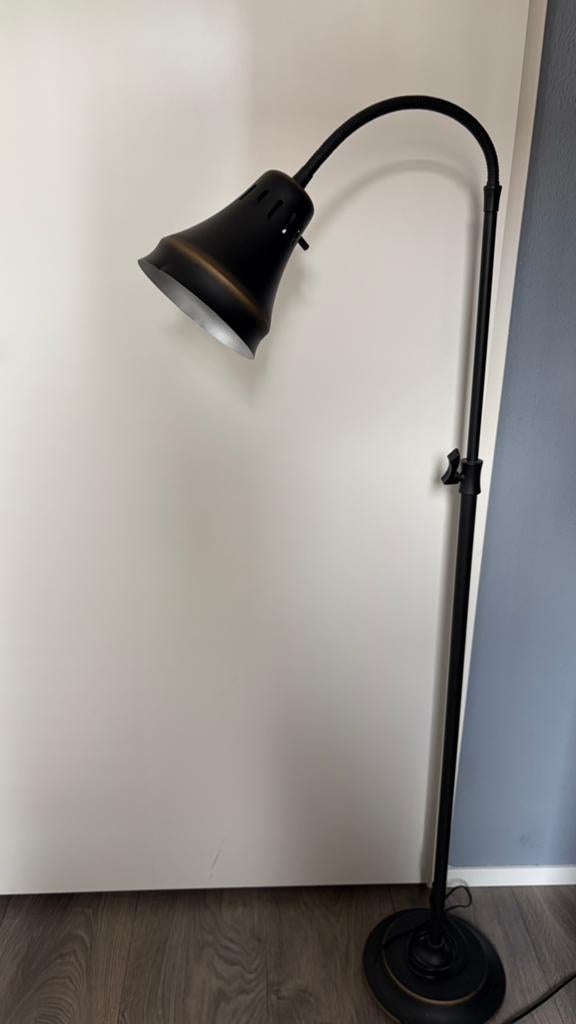Zwarte vloerlamp, Huis en Inrichting, Lampen | Vloerlampen, Ophalen, Gebruikt, 150 tot 200 cm