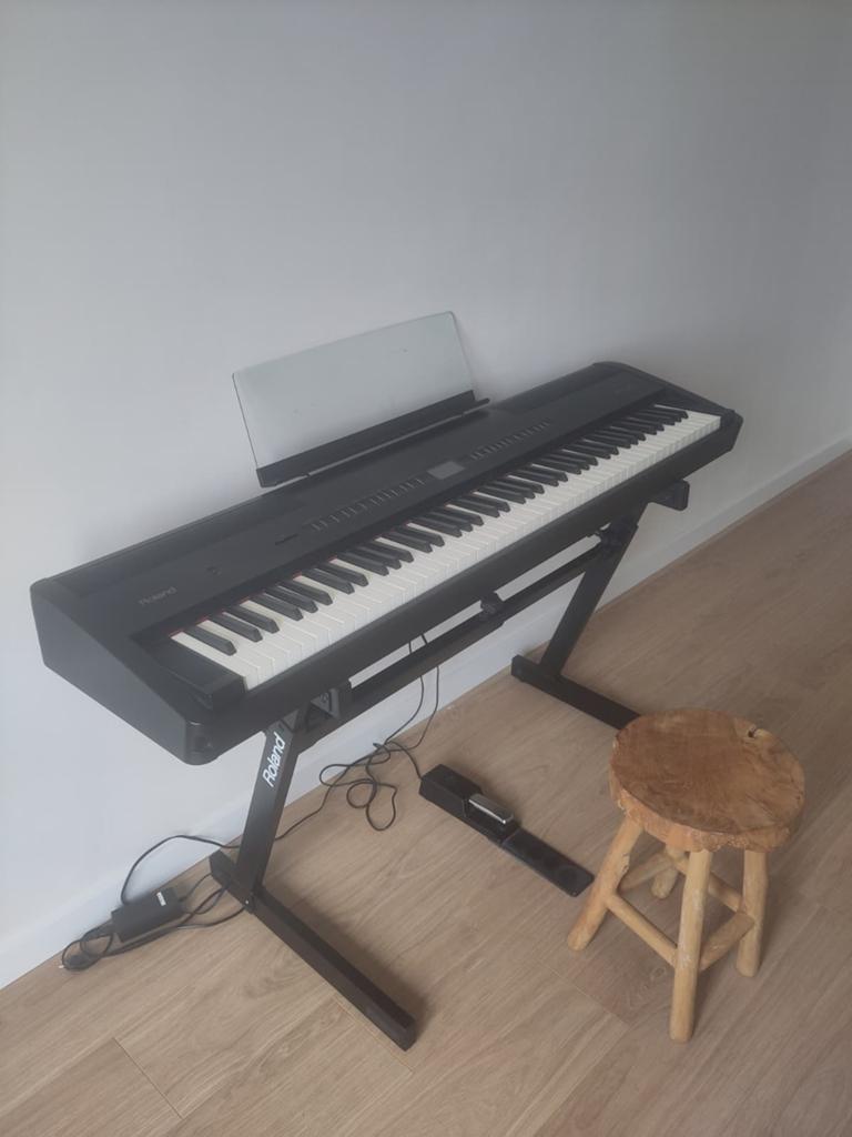 Roland FP-80 Digitale Piano met Standaard en Pedaal, Muziek en Instrumenten, Piano's, Ophalen, Gebruikt, Zwart, Digitaal