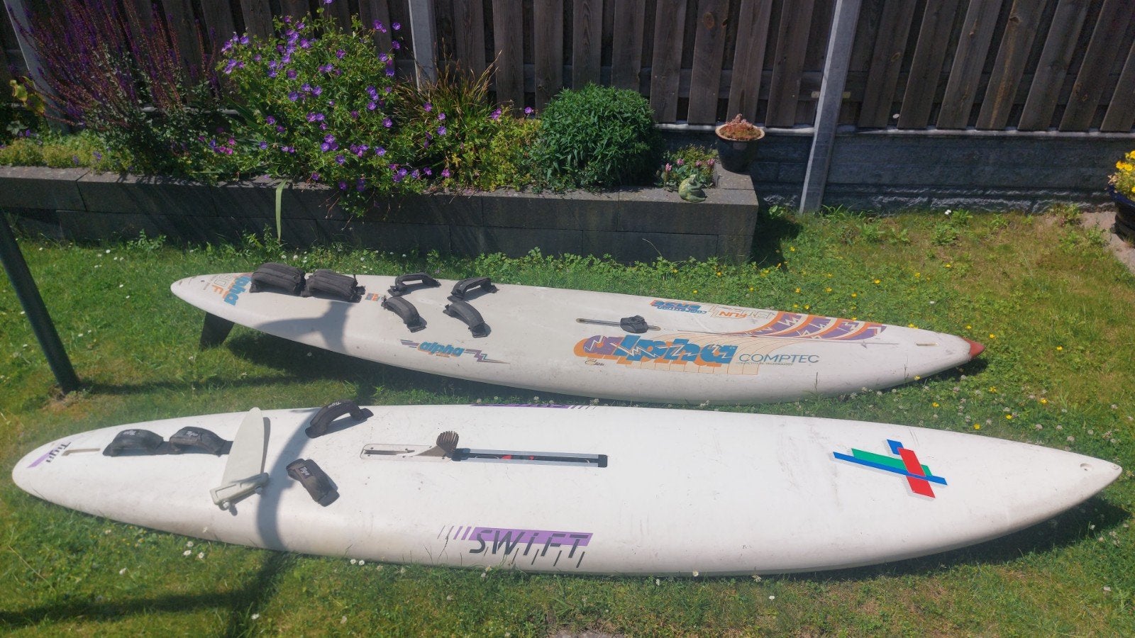 Te koop 2 surfplanken en diversen surfspullen, Watersport en Boten, Windsurfen, Met zeil(en), Gebruikt, 5 tot 6.5 m², 300 cm of meer