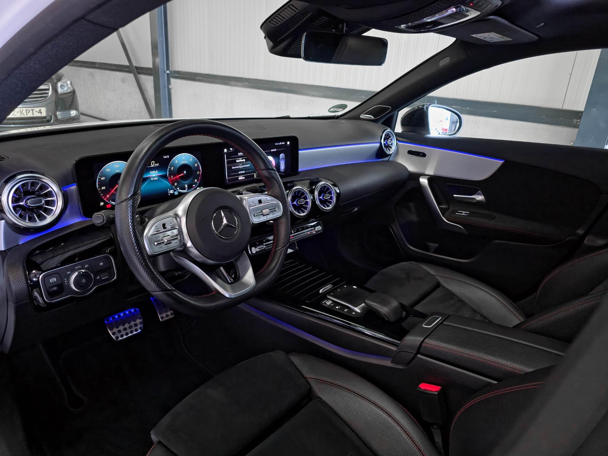 Foto 5 van Mercedes-Benz A-klasse 180 AMG | Burmester | Panoramadak | M