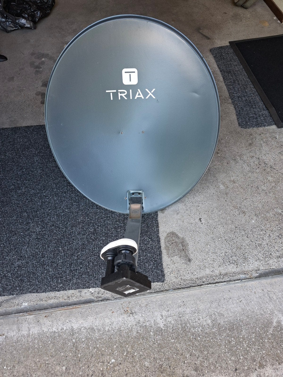 Satelliet schotel met dubbele aansluiting voor tv., Ophalen of Verzenden, Overige merken