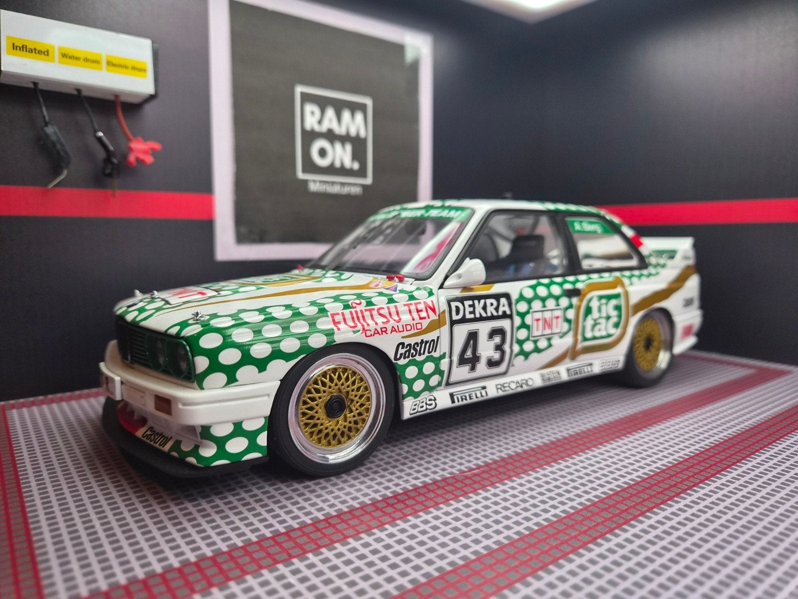 1/18 BMW E30 M3 DTM A.Berg TicTac, Ophalen of Verzenden, Zo goed als nieuw, Auto, MiniChamps