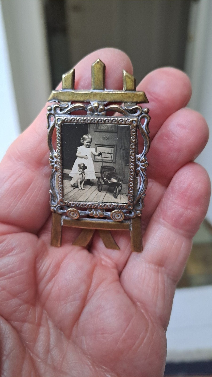 Fotolijstje antiek 6x3 cm in vorm schildersezeltje 1890, Verzenden