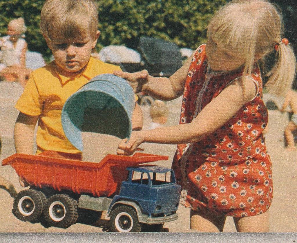 Retro reclame 1979 Smarties chocola jongetje meisje zandbak, Verzamelen, Verzenden, Overige typen