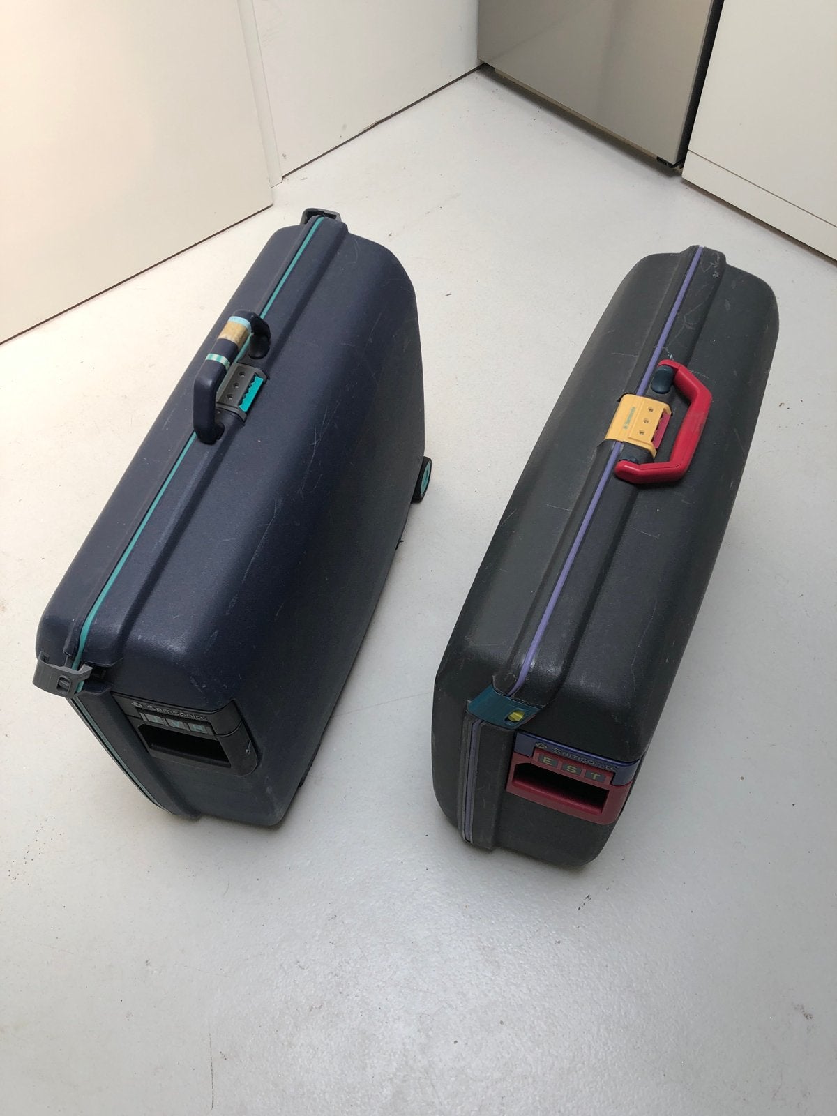 Gratis 2 Samsonite koffers - grijs en donkerblauw, Ophalen, Gebruikt, Hard kunststof, 70 cm of meer
