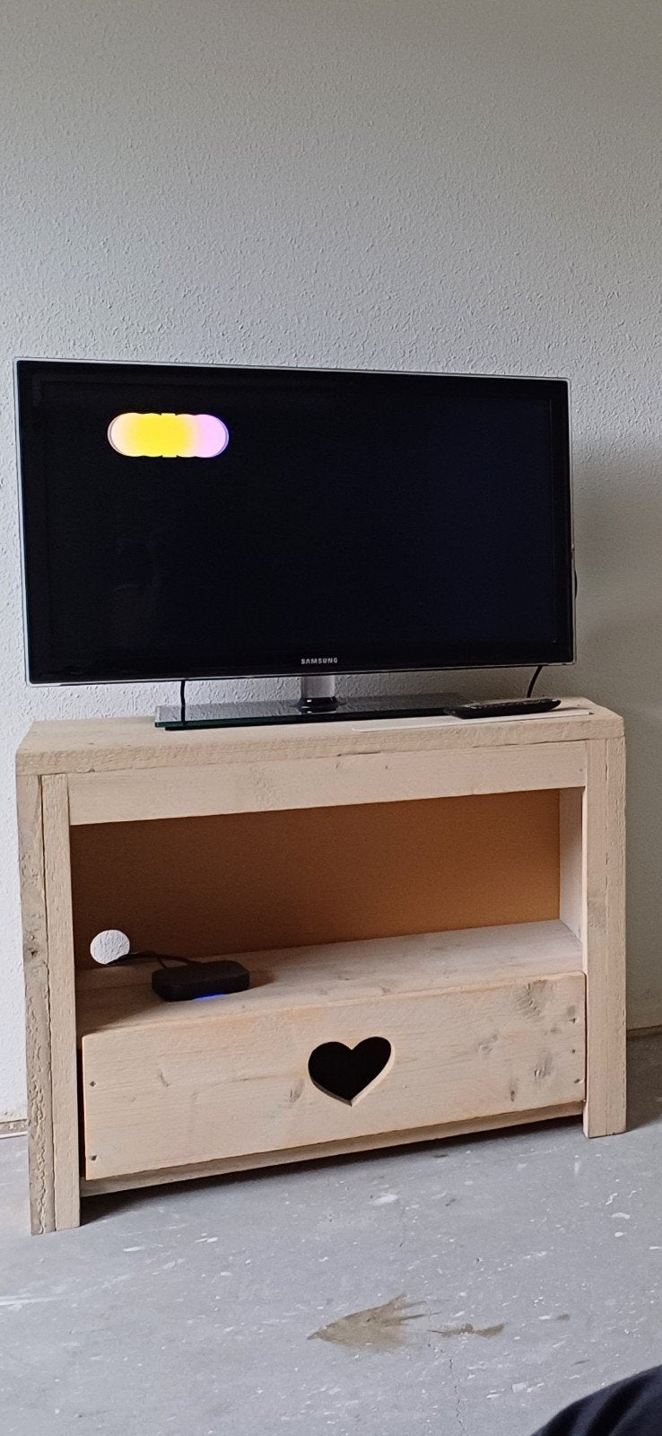steigerhouten TV-meubel , kastje met hartuitsparing, Ophalen, Gebruikt, Landelijk, Romantisch, 50 tot 100 cm