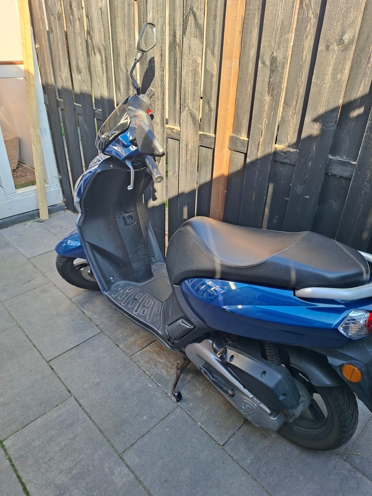 Peugeot kisbee, Fietsen en Brommers, Ophalen, Overige modellen, Zo goed als nieuw, Benzine