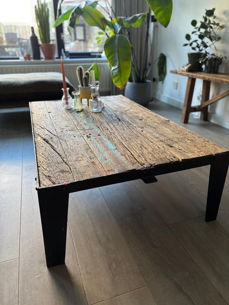 Houten salontafel met ijzeren onderstel, Huis en Inrichting, Tafels | Salontafels, Ophalen, Gebruikt, 100 tot 150 cm, 50 tot 100 cm