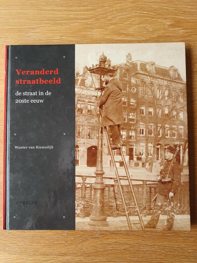 Boek Veranderd straatbeeld; de straat in de 20ste eeuw, Boeken, Ophalen of Verzenden, Wouter van Riemsdijk, 20e eeuw of later
