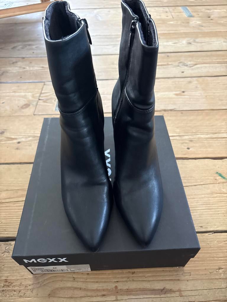 Zwarte Mexx enkellaarsjes met hak, mt 42, als nieuw, Kleding | Dames, Schoenen, Ophalen of Verzenden, Zo goed als nieuw, Zwart