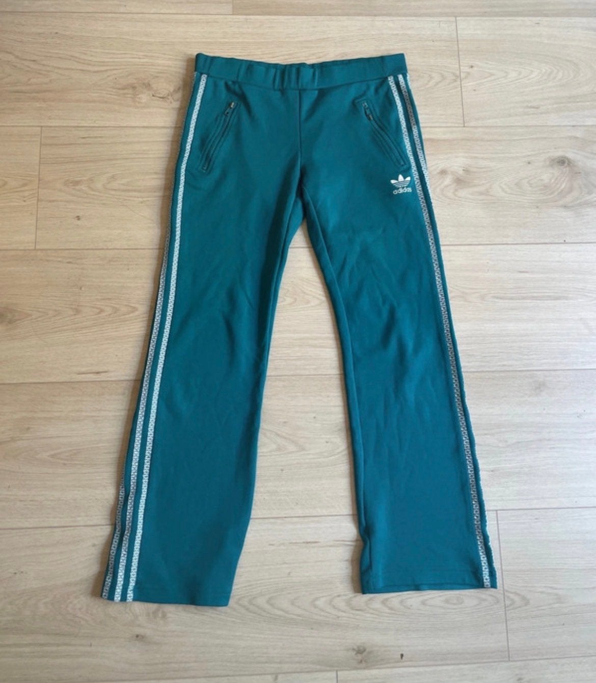 Adidas flared trainingsbroek groen met witte strepen, Maat 38/40 (M), Ophalen of Verzenden, Lang, Gedragen