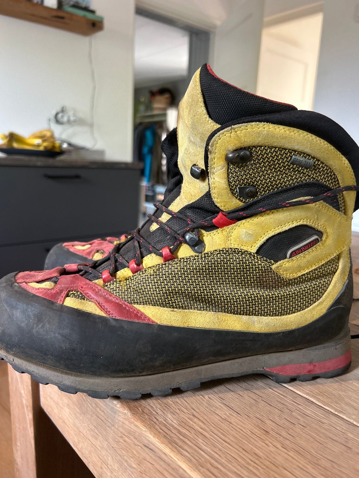 Robuuste bergschoenen - Geel/Rood, Ophalen of Verzenden, Gebruikt, Schoenen